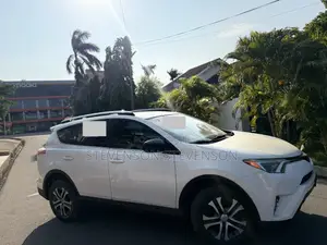 Toyota RAV4 LE 4dr SUV (2.5L 4cyl 6A) 2018 White
