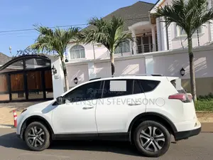Toyota RAV4 LE 4dr SUV (2.5L 4cyl 6A) 2018 White