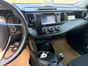 Toyota RAV4 LE 4dr SUV (2.5L 4cyl 6A) 2018 White