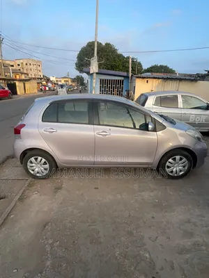 Toyota Vitz 2010 Silver