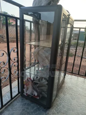 Spacious 3 Chambers Glass Showcase