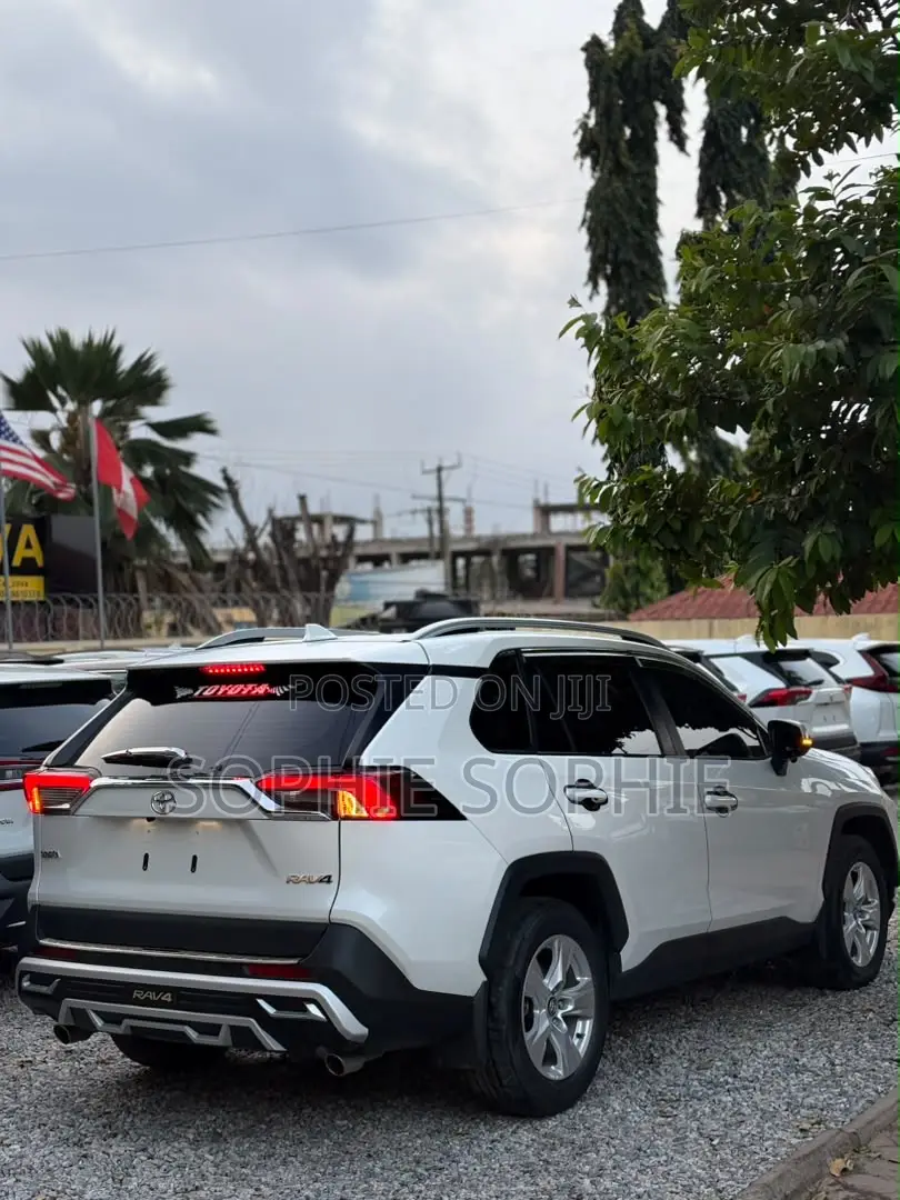 Toyota RAV4 XLE AWD 2023 White