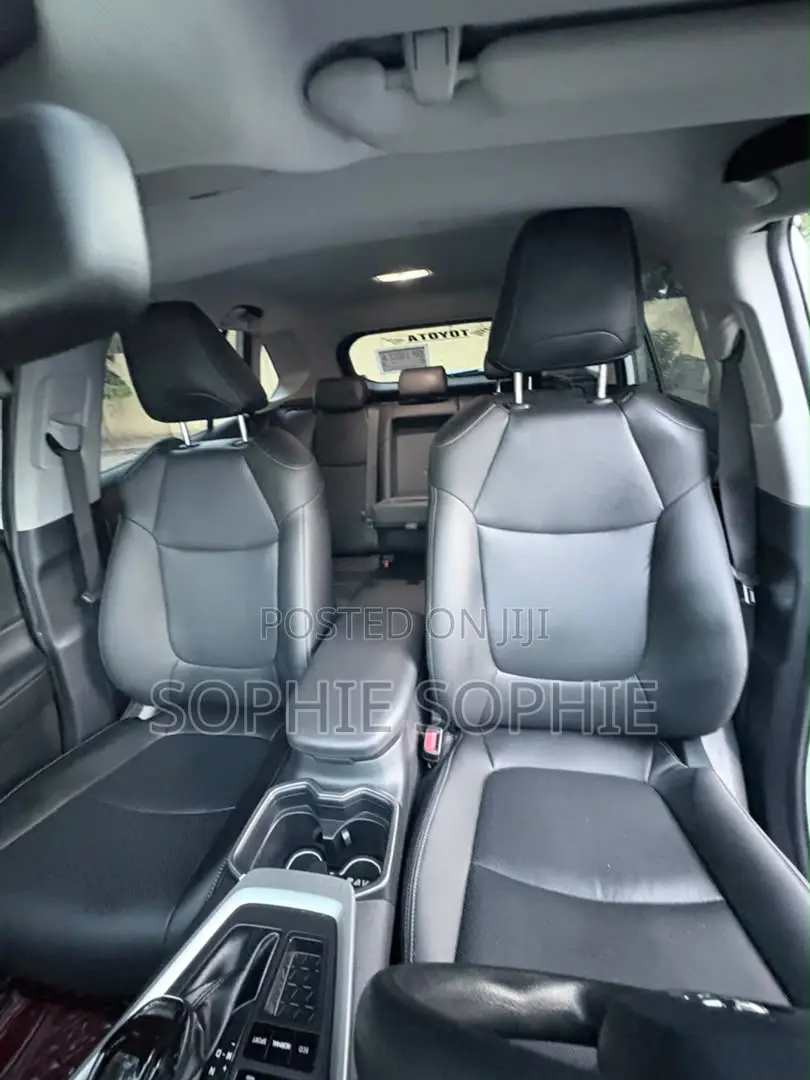 Toyota RAV4 XLE AWD 2023 White