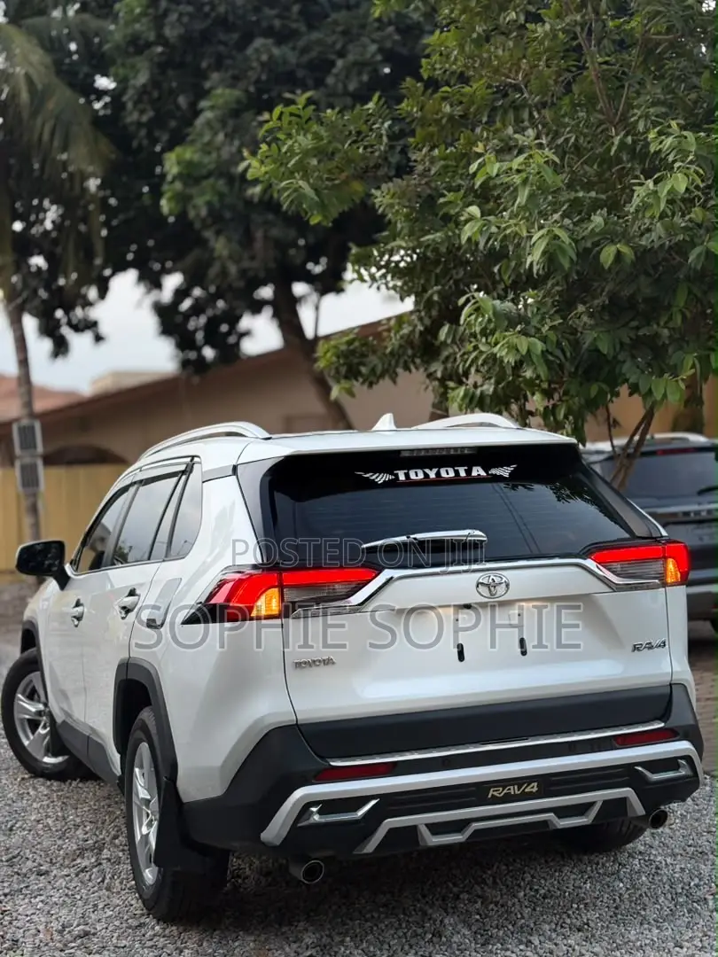 Toyota RAV4 XLE AWD 2023 White