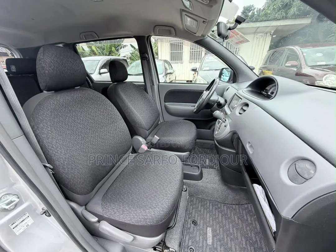 Toyota Sienta 2013 Silver