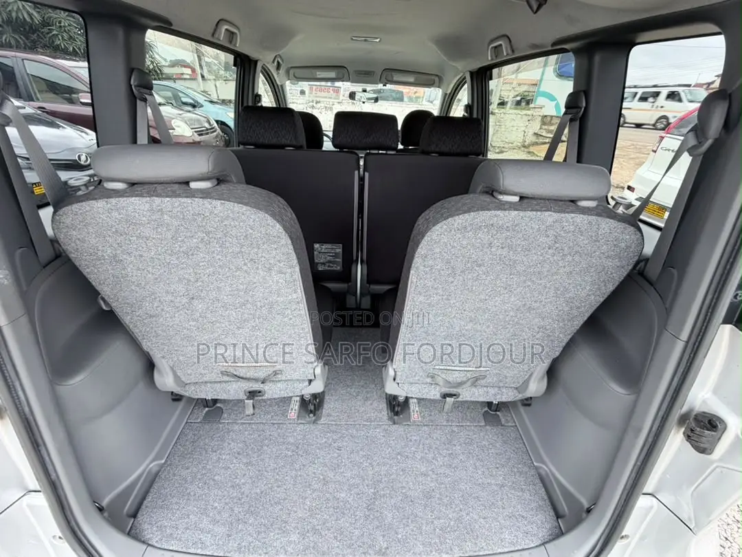 Toyota Sienta 2013 Silver