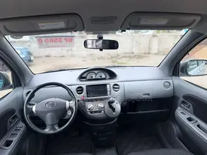 Toyota Sienta 2013 Silver
