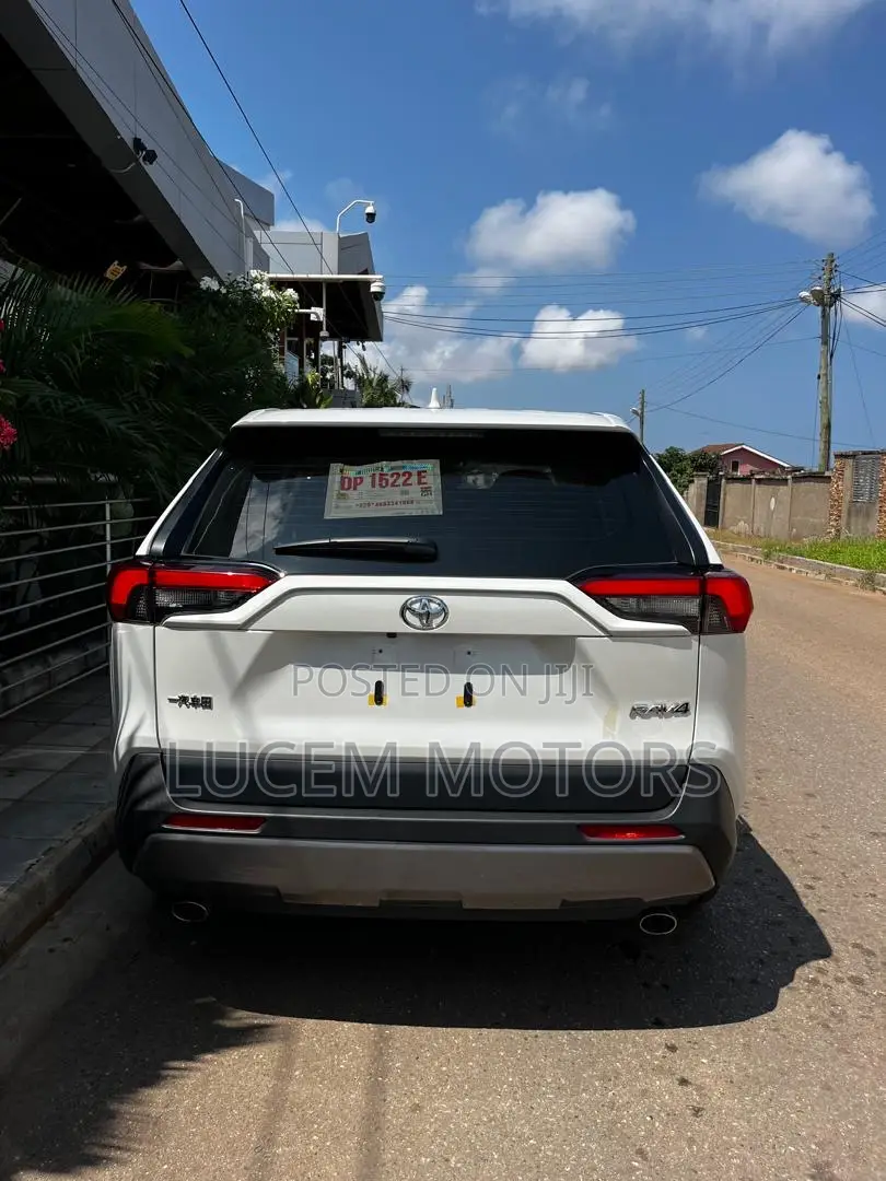 Toyota RAV4 2021 White