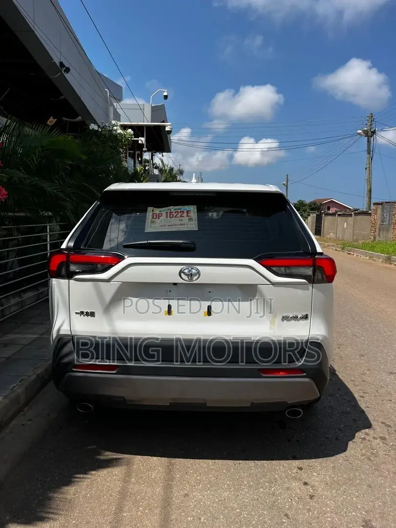 Toyota RAV4 2021 White