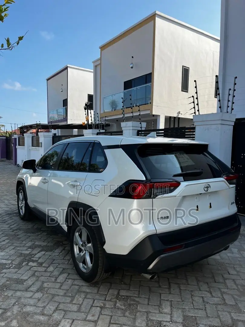 Toyota RAV4 2021 White