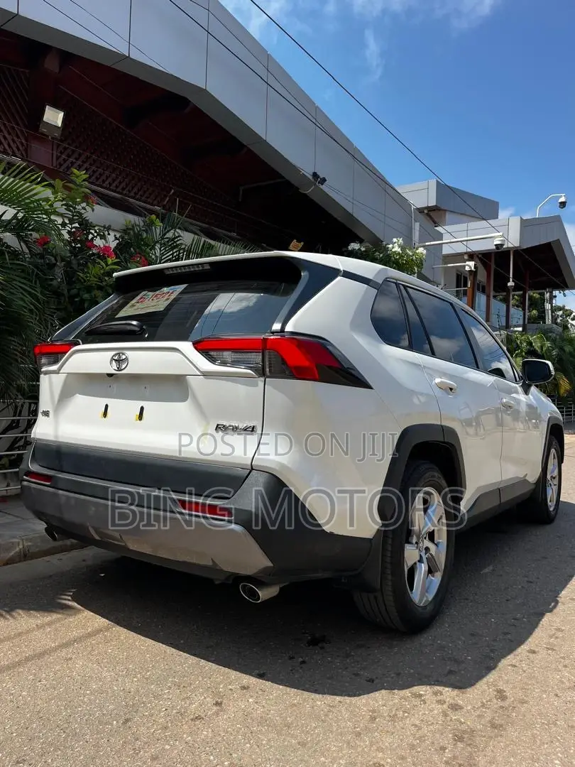 Toyota RAV4 2021 White