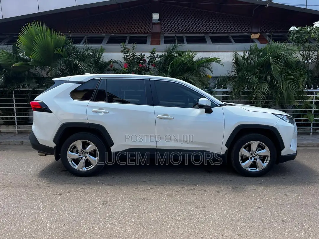 Toyota RAV4 2021 White