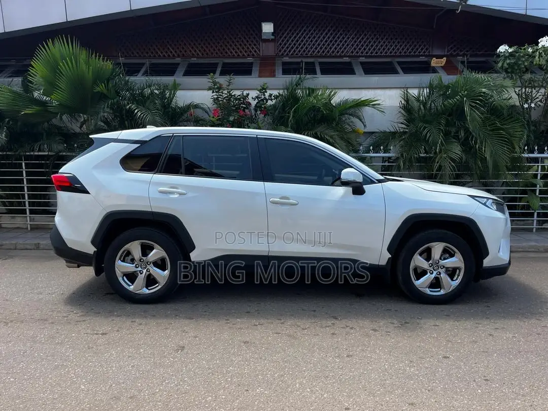 Toyota RAV4 2021 White