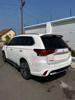 Mitsubishi Outlander 2021 White