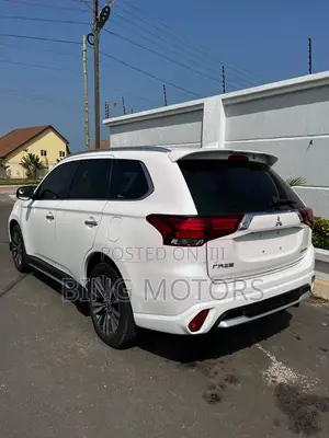 Mitsubishi Outlander 2021 White