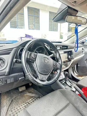Toyota Corolla LE (1.8L 4cyl 2A) 2018 Silver