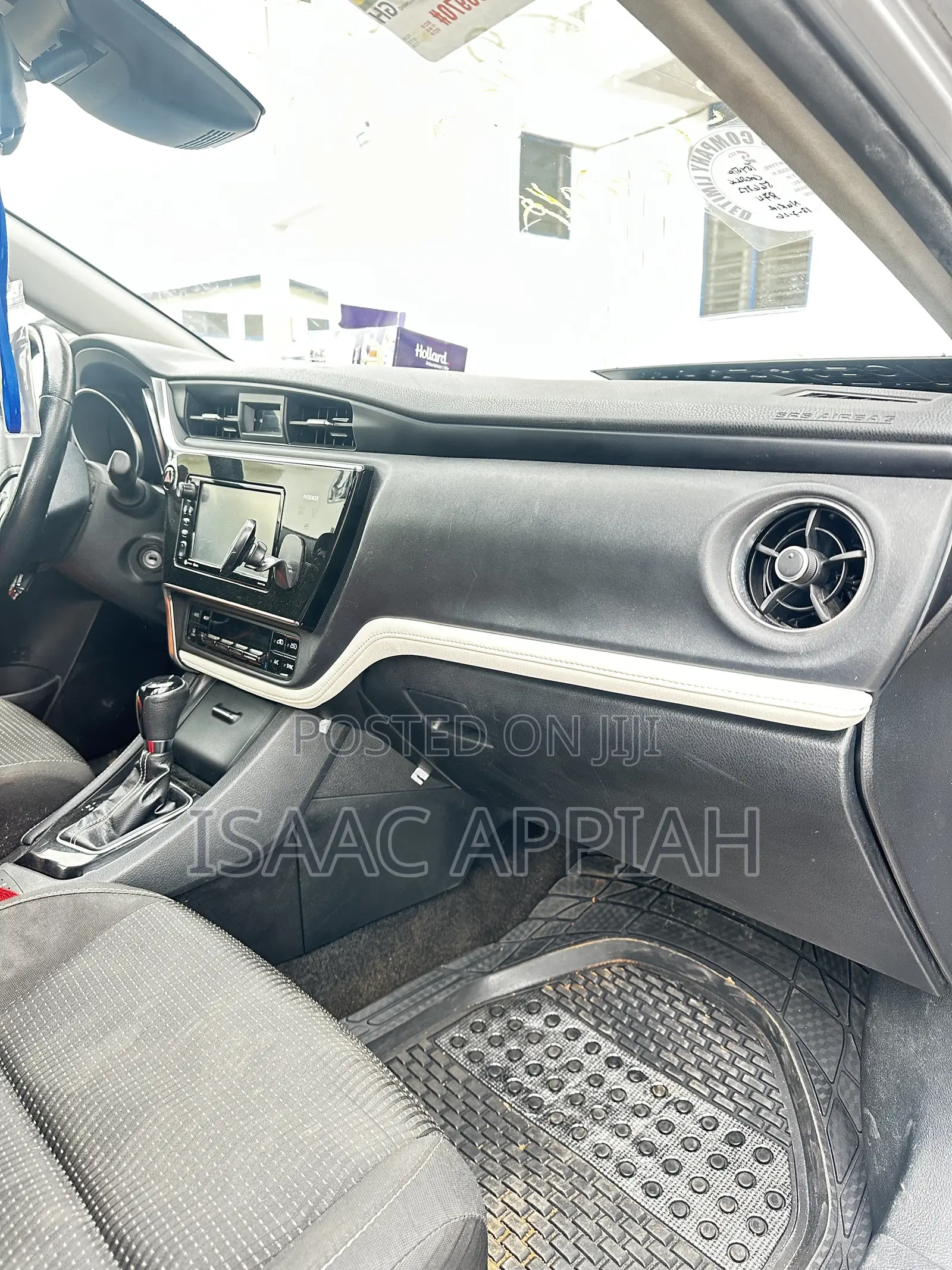 Toyota Corolla LE (1.8L 4cyl 2A) 2018 Silver