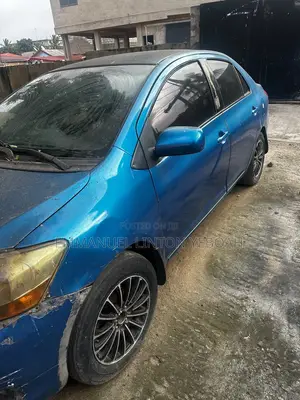 Toyota Yaris Base Sedan 4dr 2010 Blue