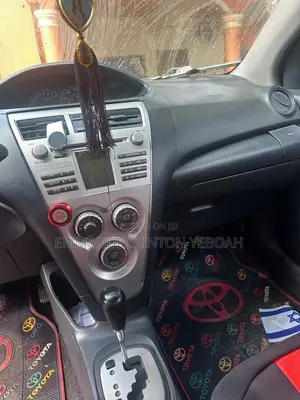 Toyota Yaris Base Sedan 4dr 2010 Blue