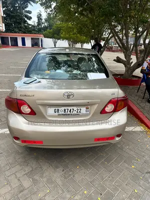 Toyota Corolla LE 4dr Sedan (1.8L 4cyl 4A) 2010 Gold