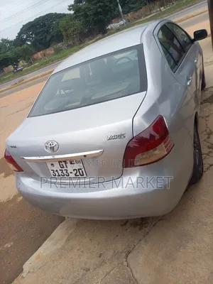 Toyota Yaris Base Sedan 4dr 2010 Silver