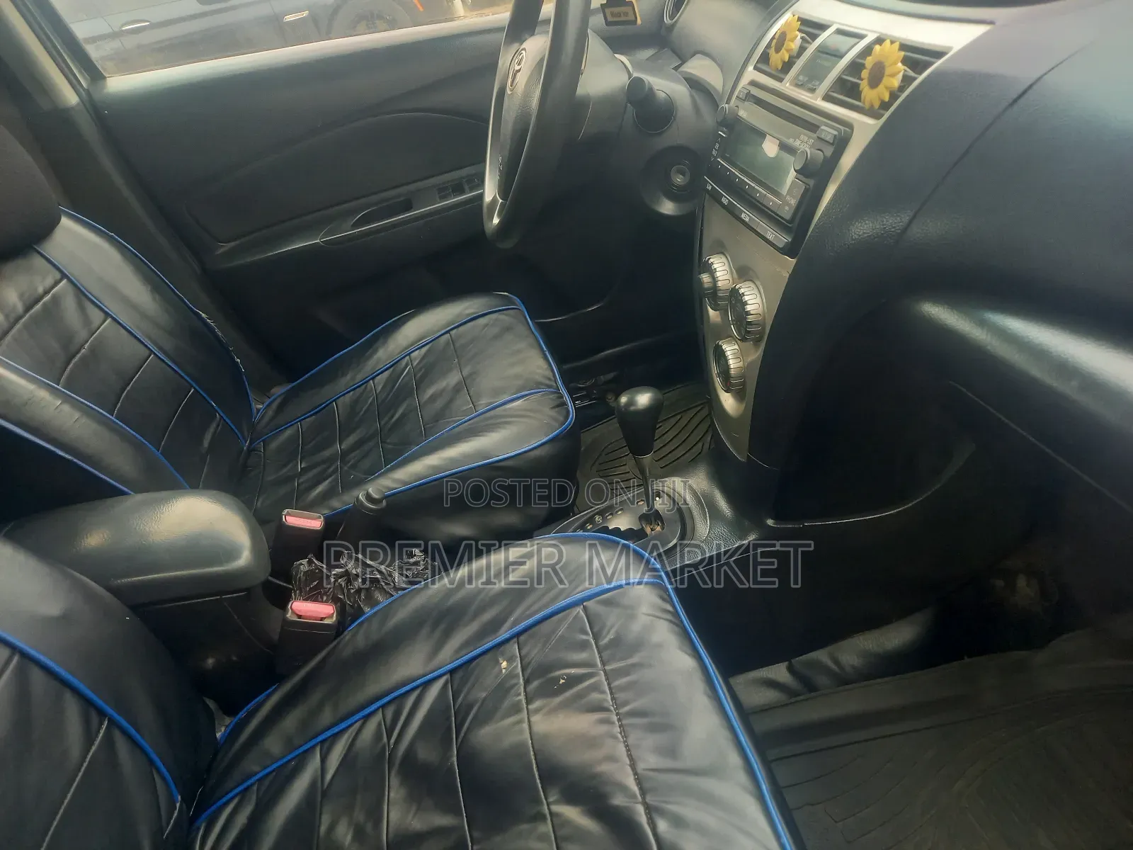 Toyota Yaris Base Sedan 4dr 2010 Silver