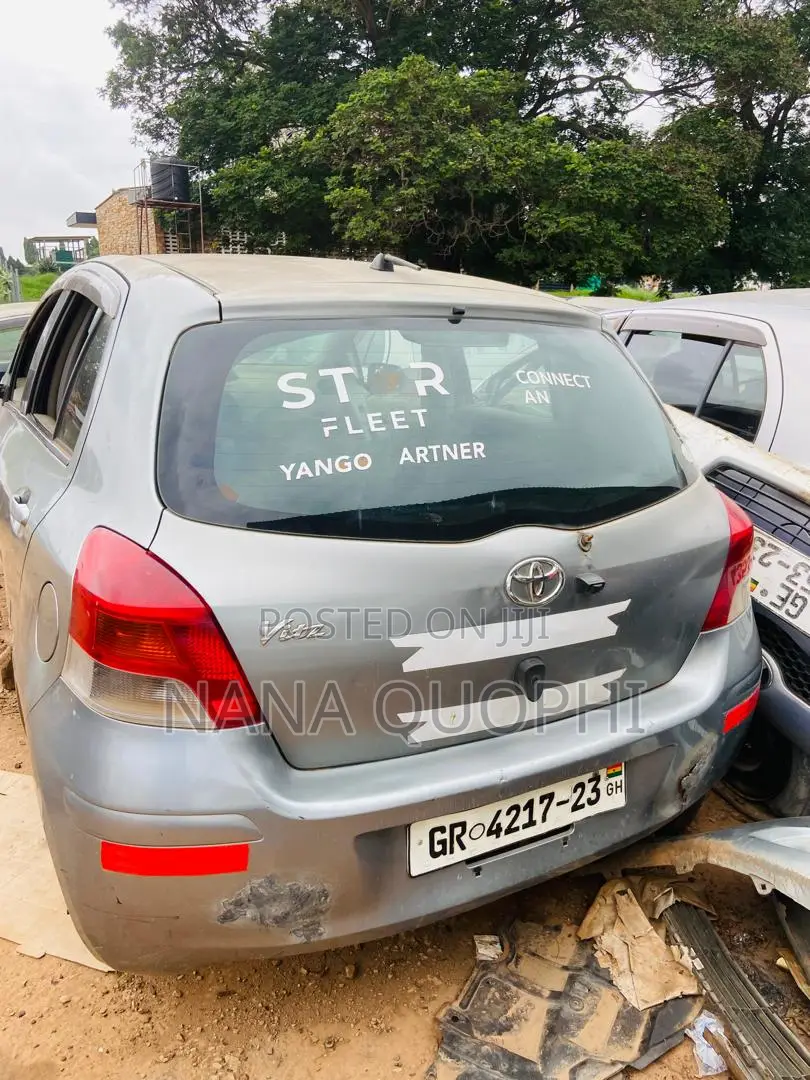 Toyota Vitz 2010 Silver