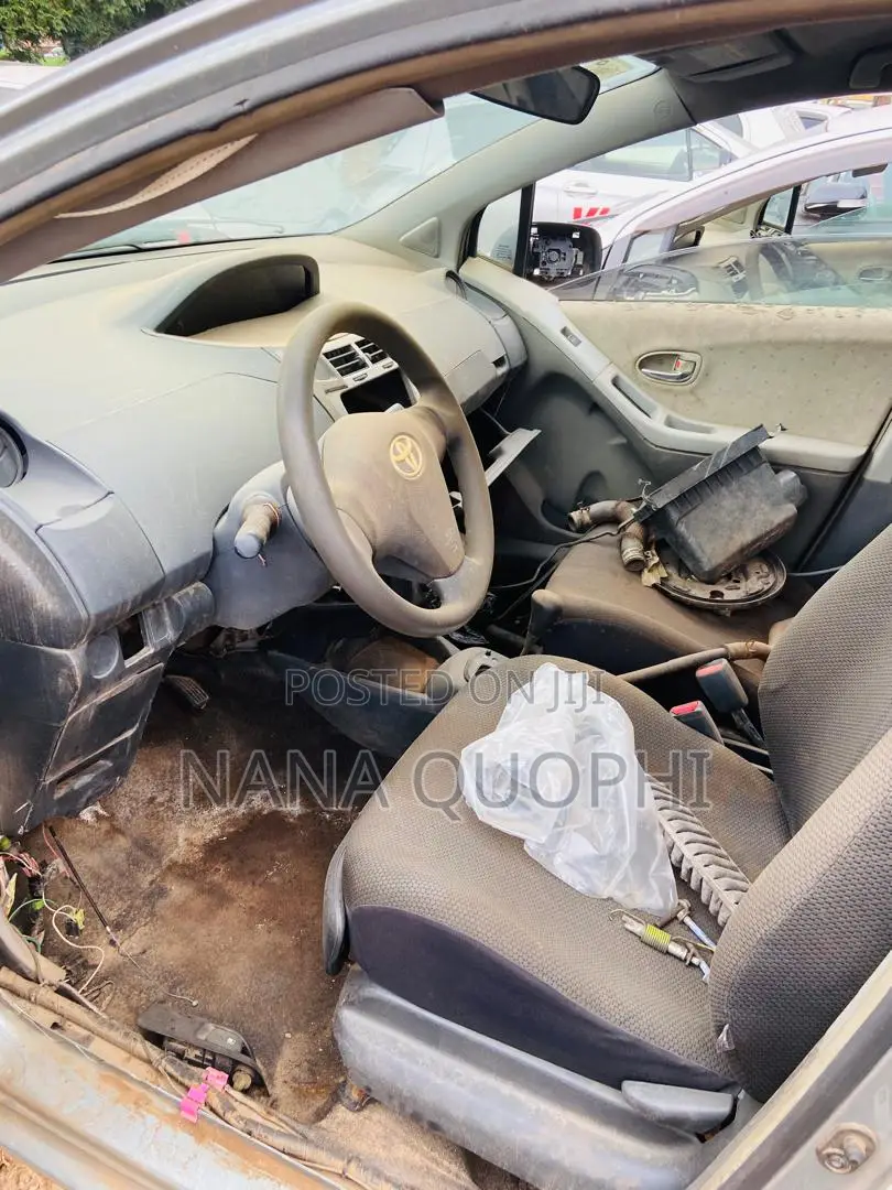 Toyota Vitz 2010 Silver