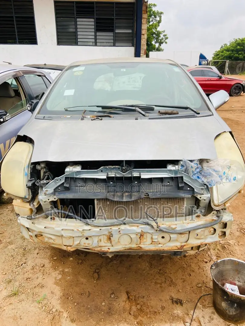 Toyota Vitz 2010 Silver