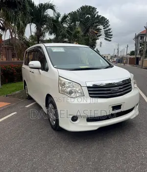 Toyota Noah 2.0 143hp AWD (8 Seater) 2013 White