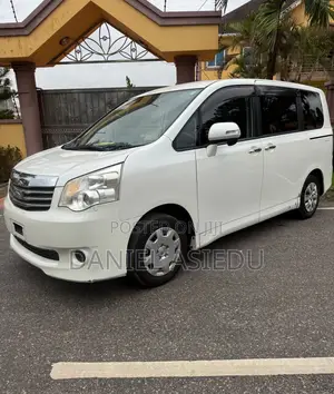 Toyota Noah 2.0 143hp AWD (8 Seater) 2013 White
