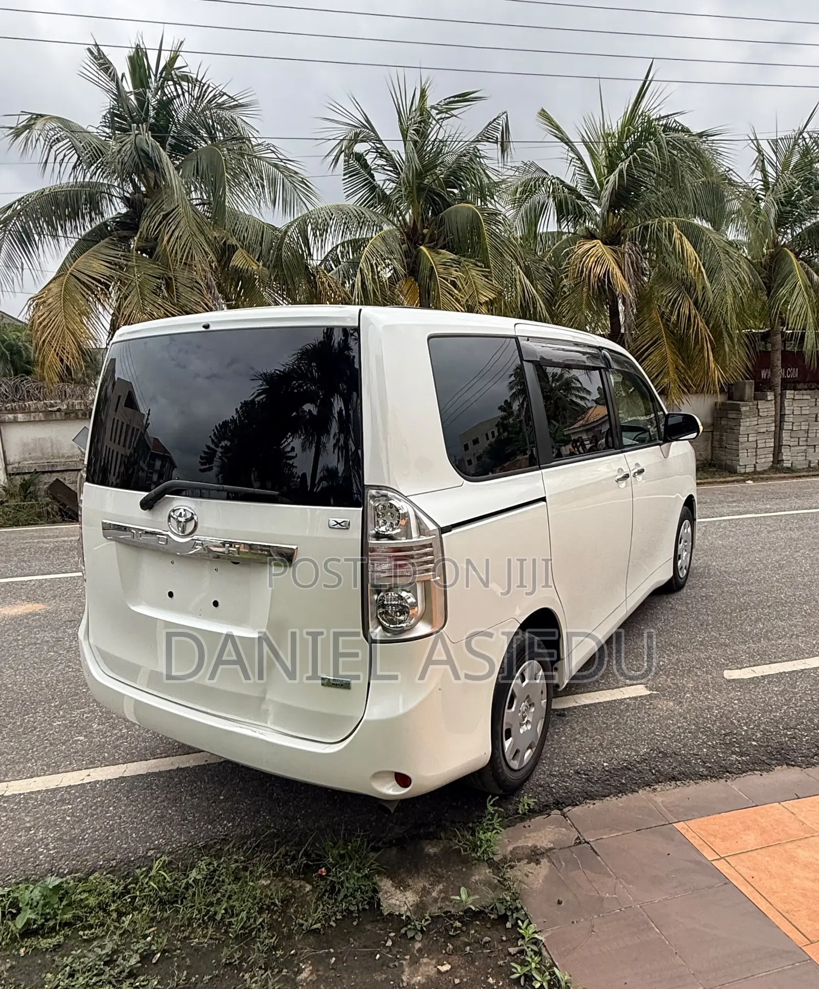 Toyota Noah 2.0 143hp AWD (8 Seater) 2013 White
