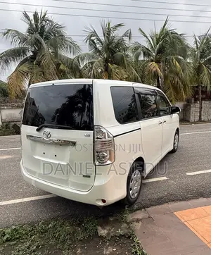 Toyota Noah 2.0 143hp AWD (8 Seater) 2013 White