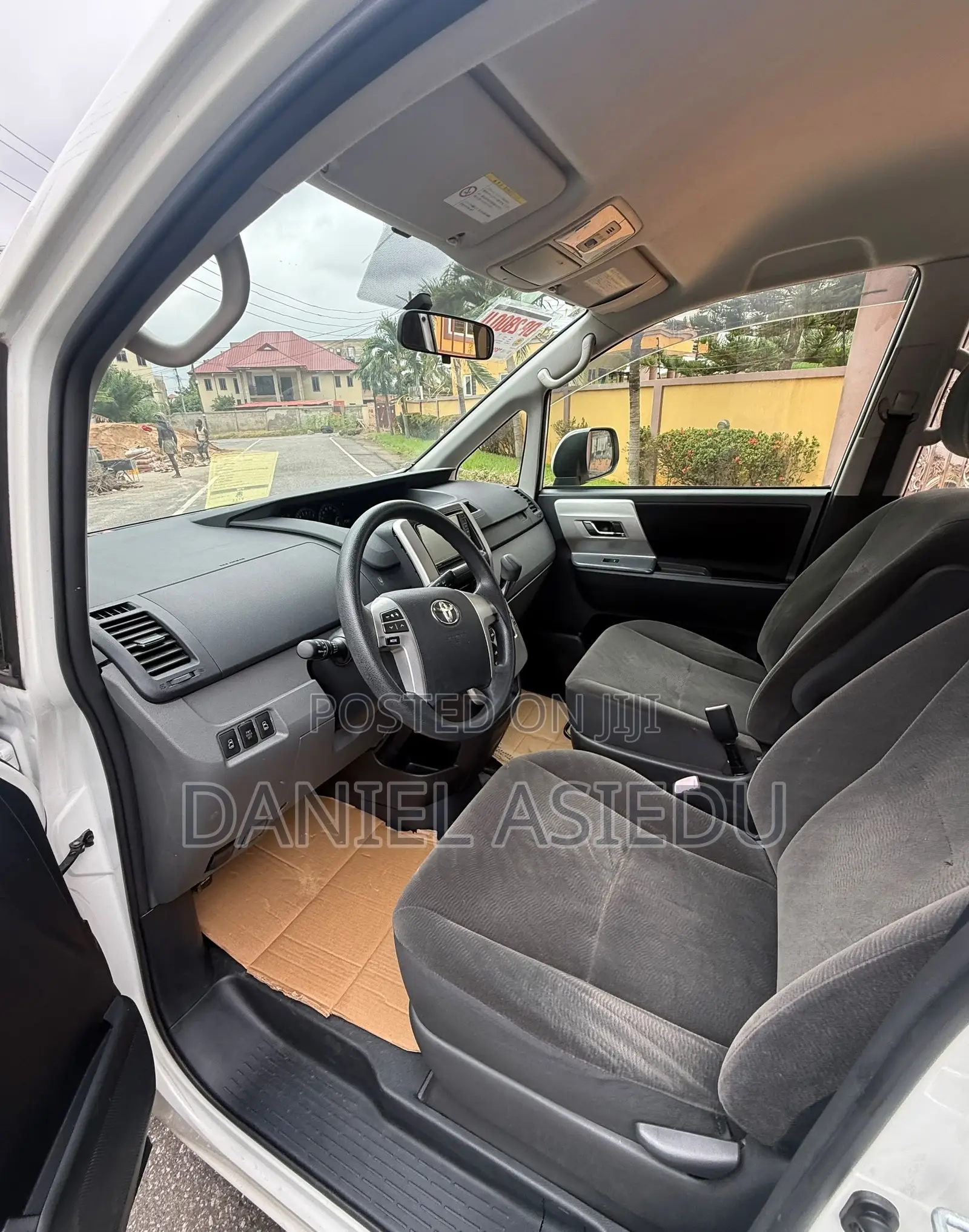 Toyota Noah 2.0 143hp AWD (8 Seater) 2013 White