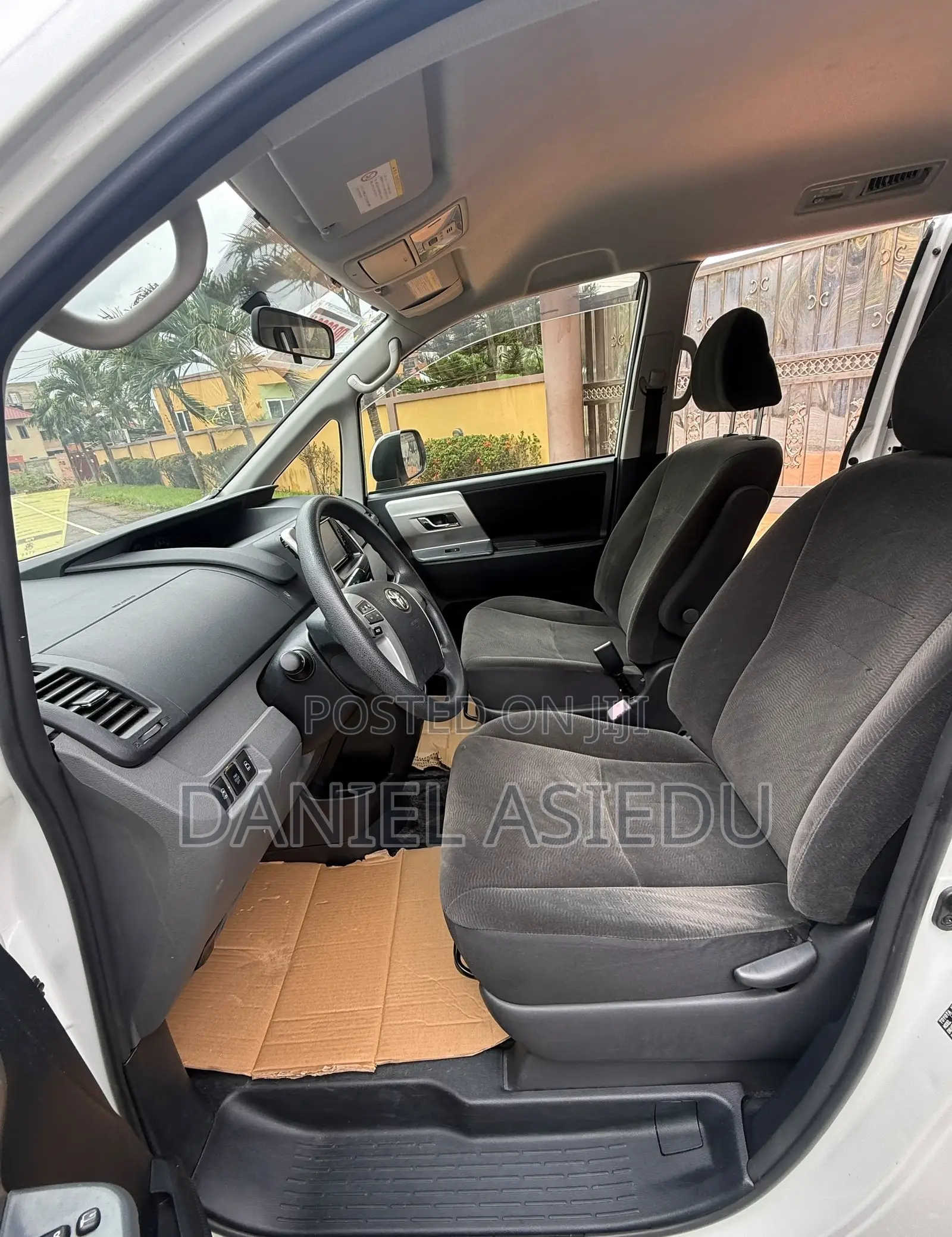 Toyota Noah 2.0 143hp AWD (8 Seater) 2013 White