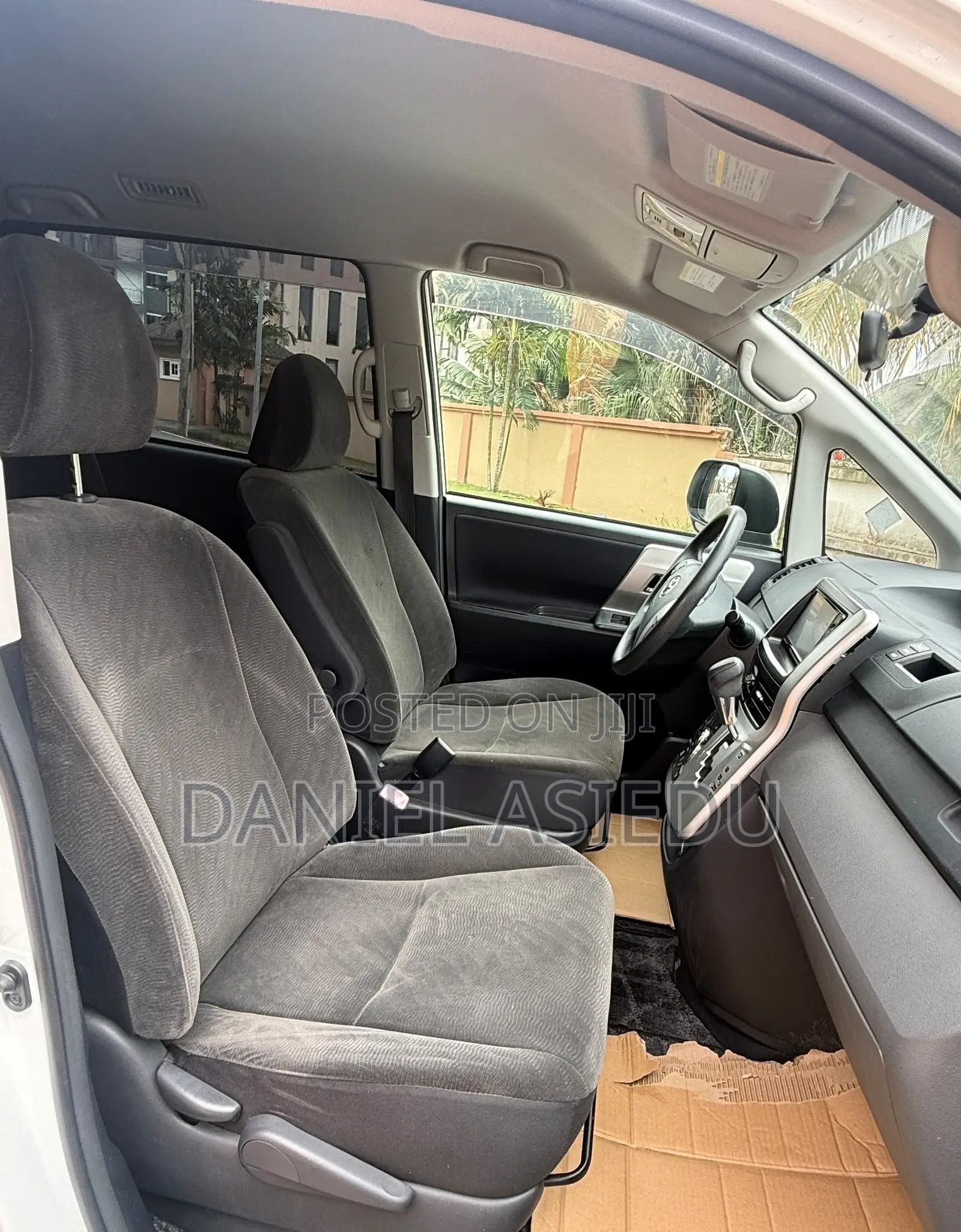 Toyota Noah 2.0 143hp AWD (8 Seater) 2013 White