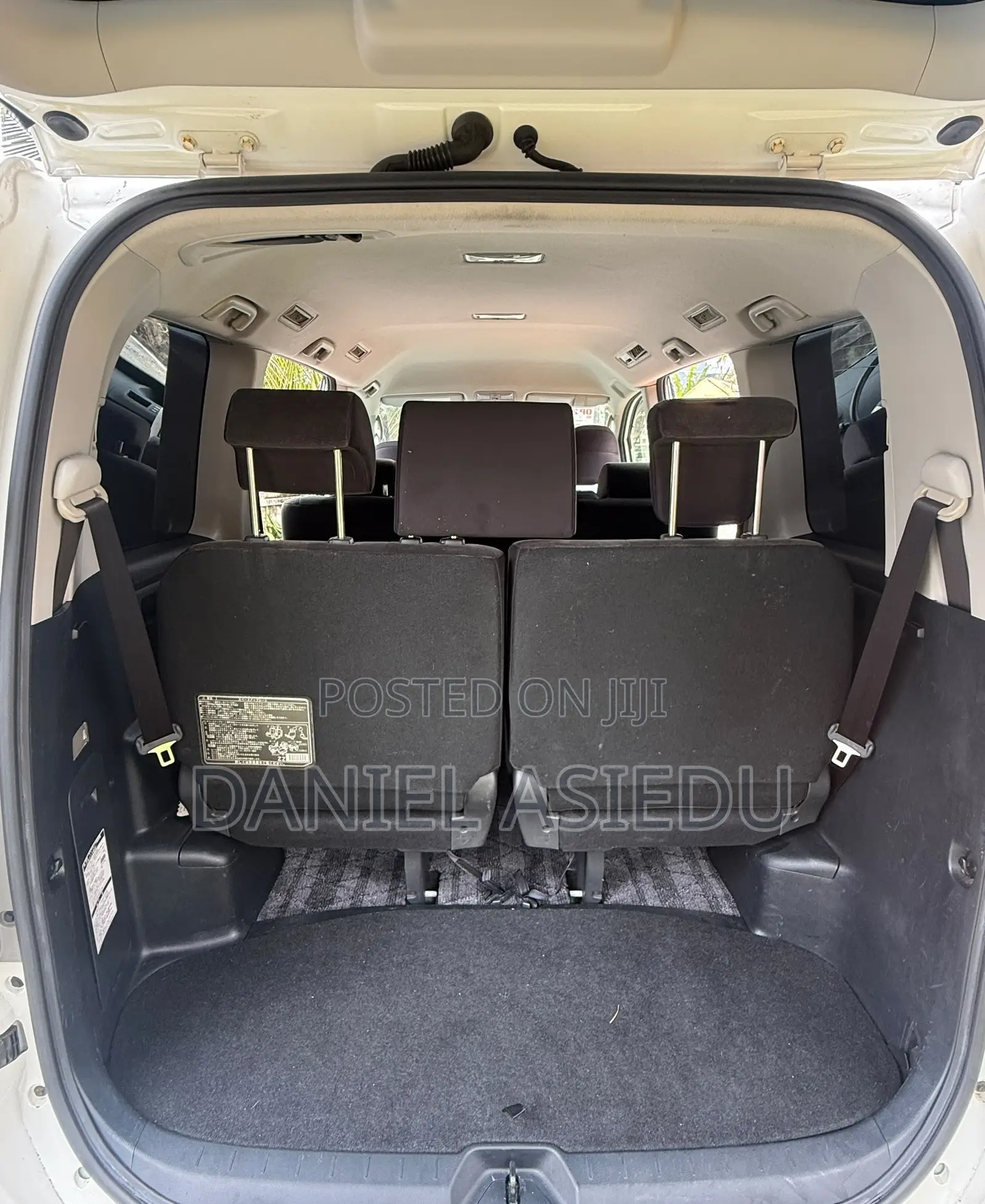 Toyota Noah 2.0 143hp AWD (8 Seater) 2013 White