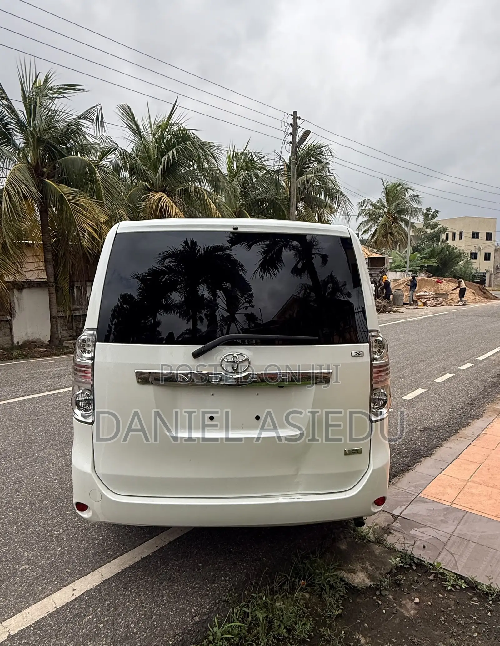 Toyota Noah 2.0 143hp AWD (8 Seater) 2013 White