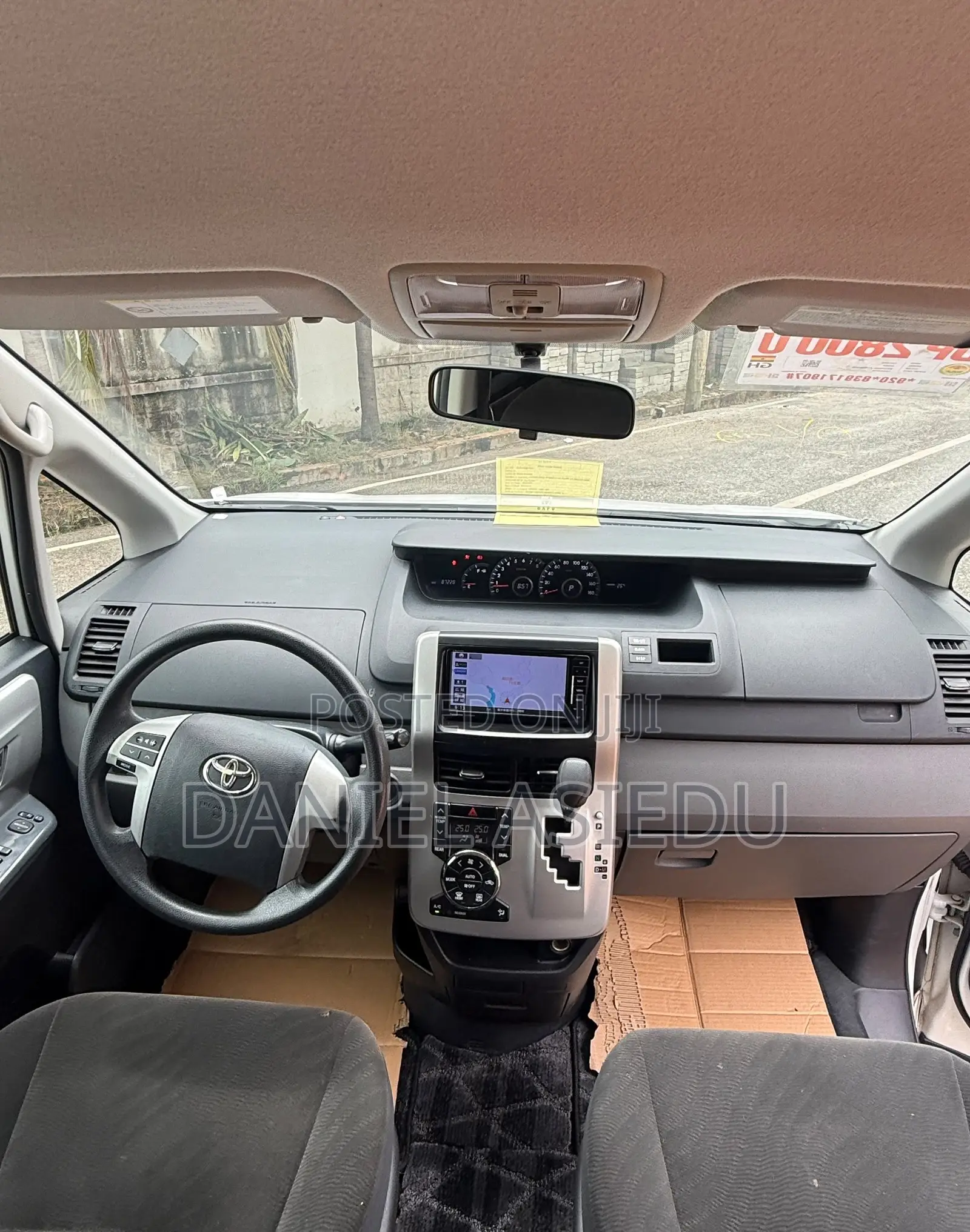 Toyota Noah 2.0 143hp AWD (8 Seater) 2013 White