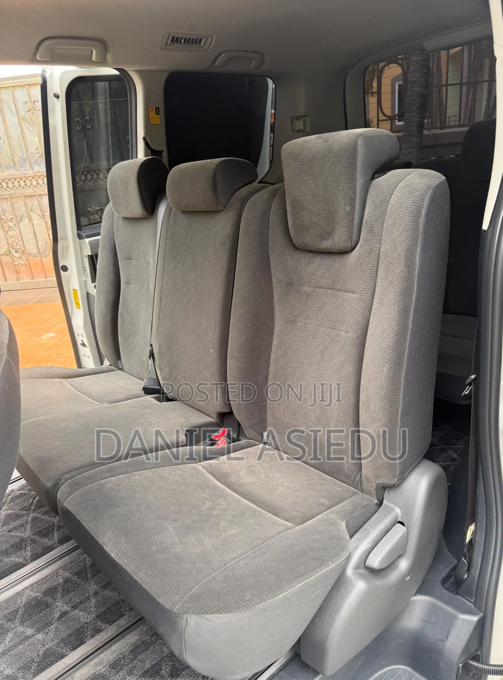 Toyota Noah 2.0 143hp AWD (8 Seater) 2013 White