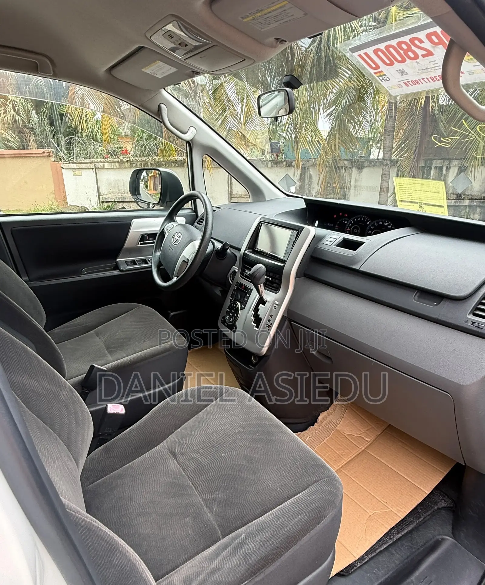 Toyota Noah 2.0 143hp AWD (8 Seater) 2013 White