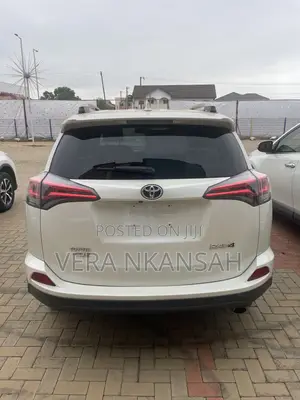 Toyota RAV4 XLE AWD 2019 White