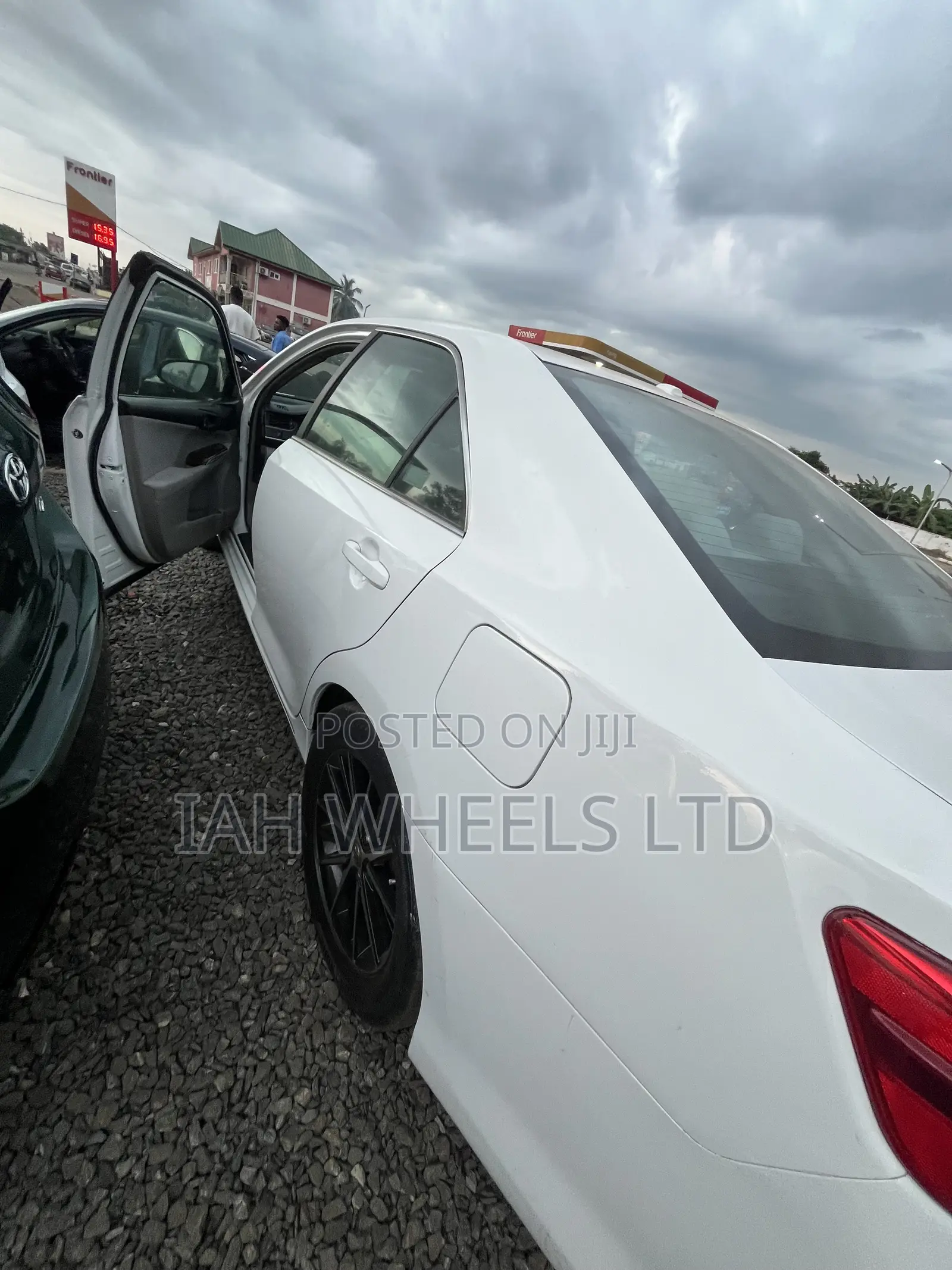 Toyota Camry XLE 4dr Sedan (2.5L 4cyl 6A) 2014 White
