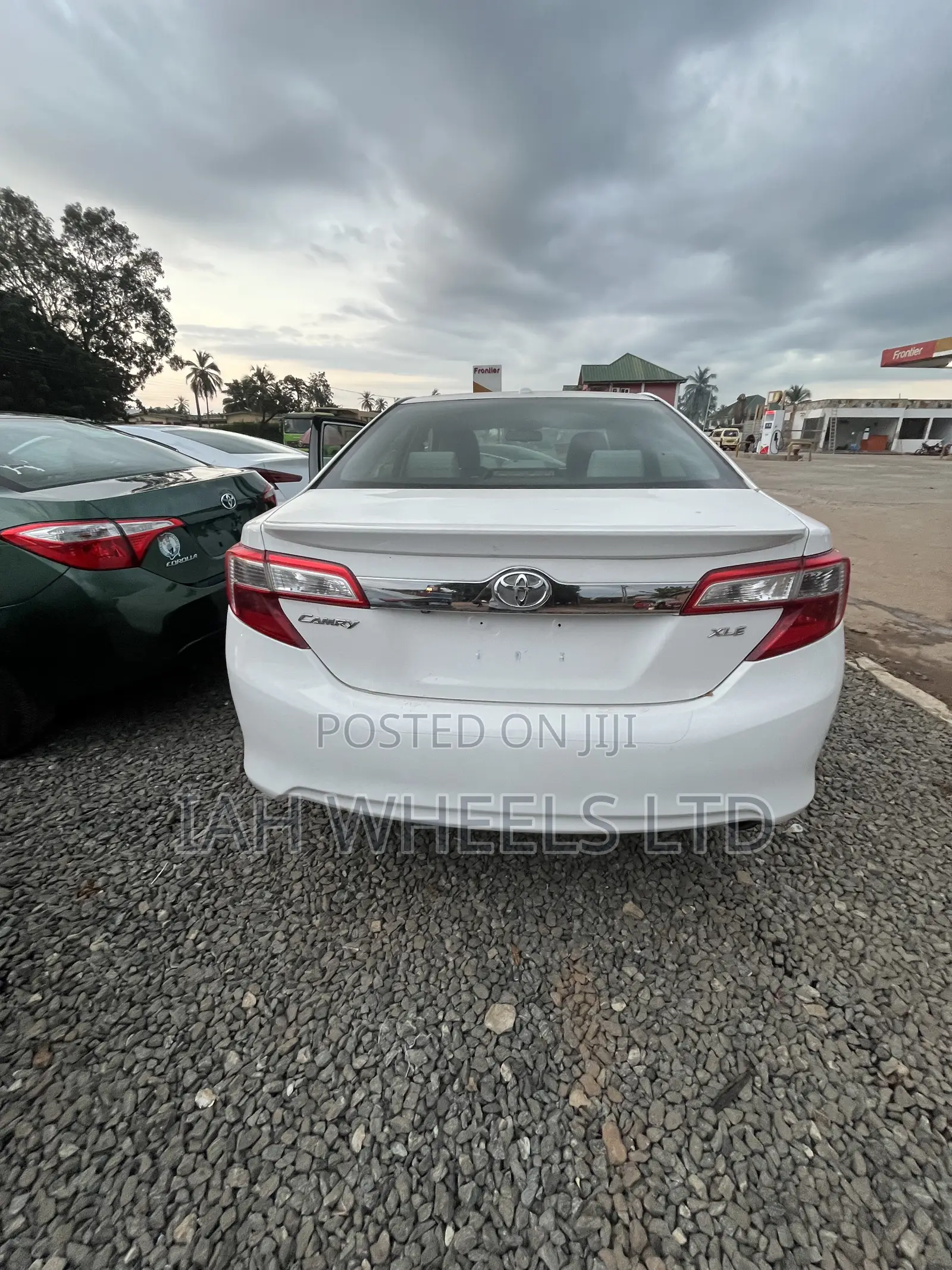 Toyota Camry XLE 4dr Sedan (2.5L 4cyl 6A) 2014 White