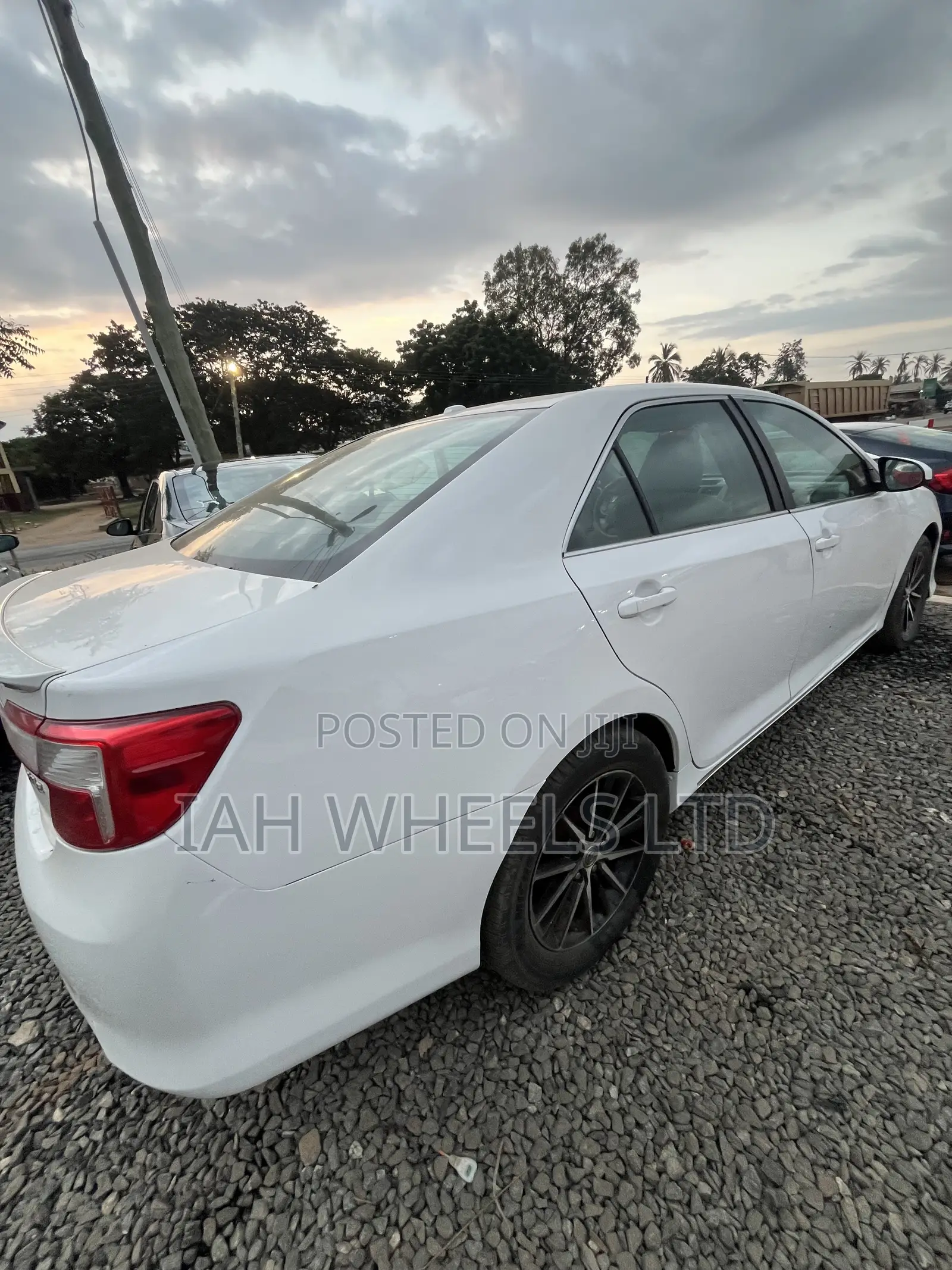 Toyota Camry XLE 4dr Sedan (2.5L 4cyl 6A) 2014 White