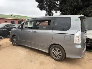 Toyota Voxy V 2WD 8-Seater 2012
