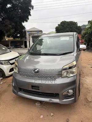 Toyota Voxy V 2WD 8-Seater 2012