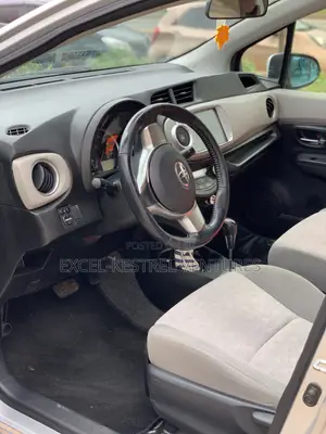 Toyota Vitz 1.3 FWD 5dr 2012 Silver