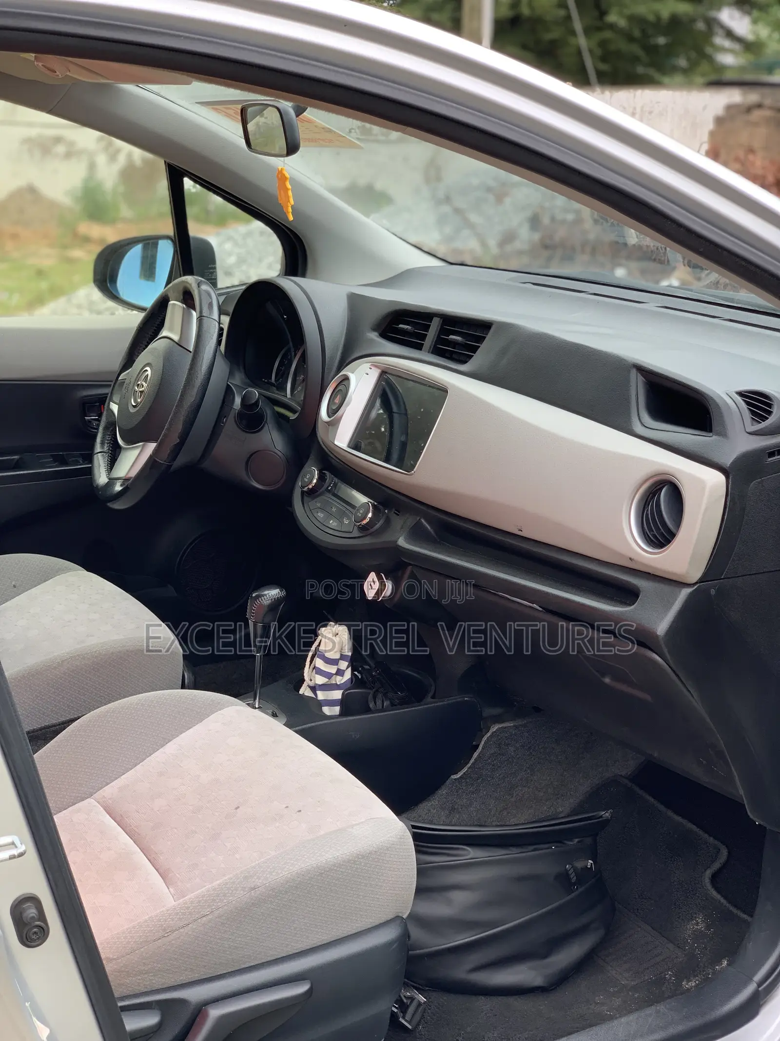 Toyota Vitz 1.3 FWD 5dr 2012 Silver