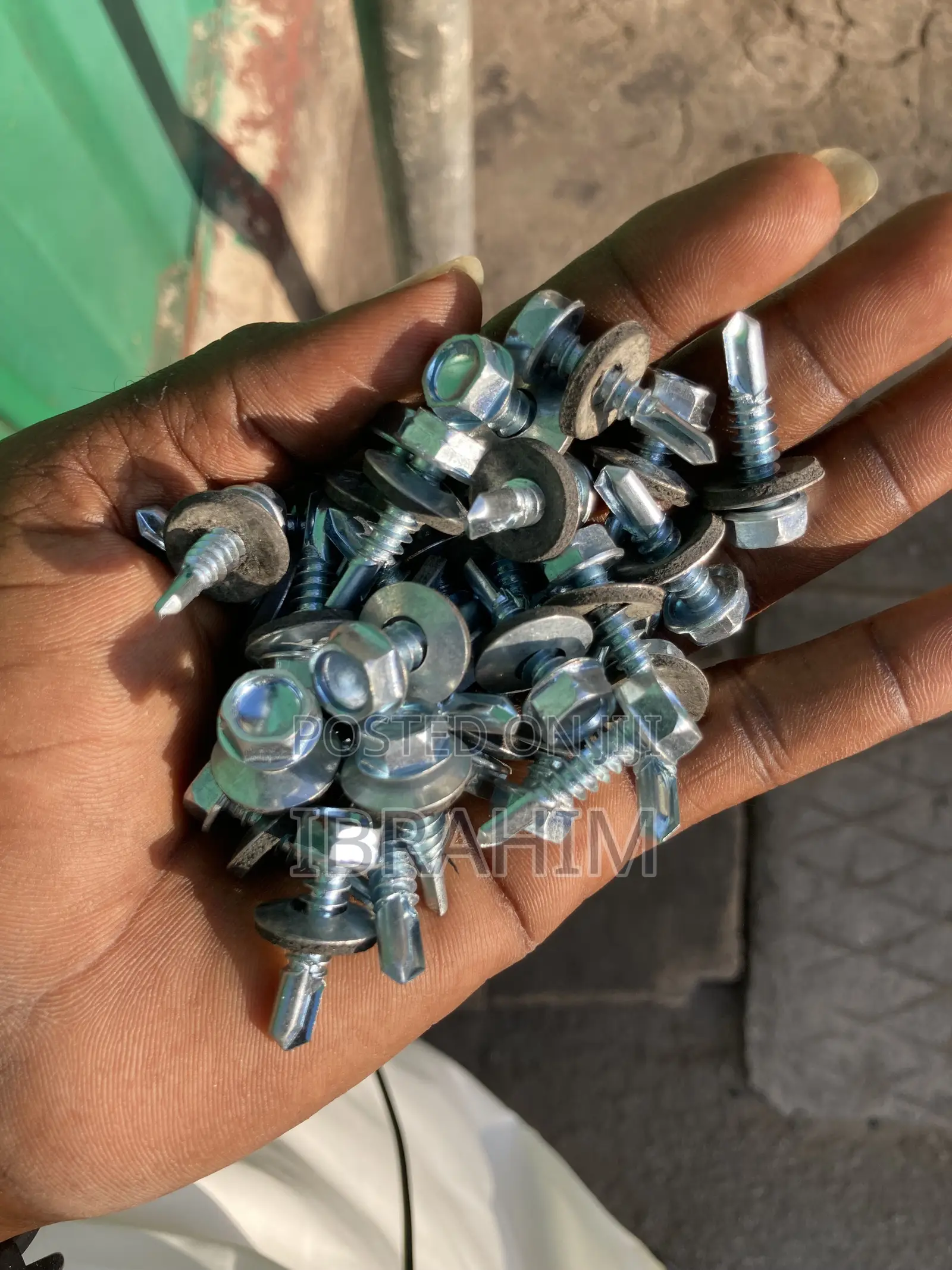 Self-Tapping Screws = 6.3 X 25 = 400 PCS in the Box